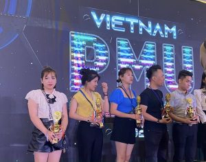 Master An Nguyên và các đồng nghiệp nhận cúp lưu niệm