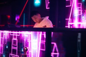 Hạnh phúc của anh chàng DJ Lucky khi được cháy hết mình trên ánh đèn sân khấu. Sau bao nhiêu năm vất vả theo đuổi nghề.