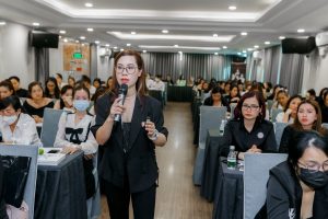 Hình ảnh giảng dạy của CEO Thiên Nga cùng hơn 100 học viên