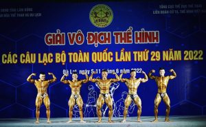 Anh Trần Đông (đứng giữa) tại giải vô địch thể hình câu lạc bộ Toàn Quốc 2022 