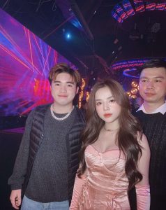  DJ Quang Kenny (bên trái) chụp ảnh lưu niệm sau buổi biểu diễn