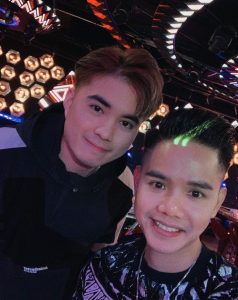 DJ Quang Kenny (bên trái) chụp hình lưu niệm sau buổi biểu diễn cùng Lã Phong Lâm 