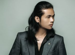 Nhiếp ảnh gia Nguyễn Minh trong outfit phong độ, lịch lãm