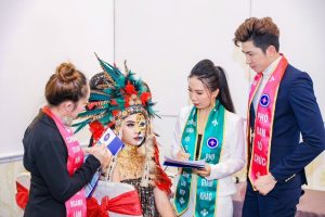 Hồng Cúc Lê (áo vest đen) trong vai trò giám khảo chấm thi 