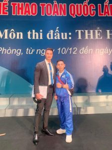 Vận động viên Phú Quý trong outfit lịch thiệp, sang trọng