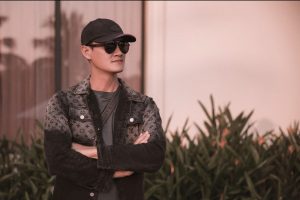 Nhiếp ảnh gia Trương Tín sở hữu gương mặt điển trai cùng phong cách năng động