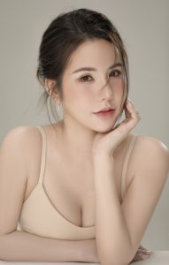 Út Nguyễn sở hữu vẻ đẹp thanh thoát và nhiều thành công trong sự nghiệp