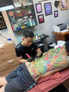 Quá trình xăm hình đòi hỏi sự kiên nhẫn, tập trung và kỹ năng chuyên môn - Phùng Viết Trung