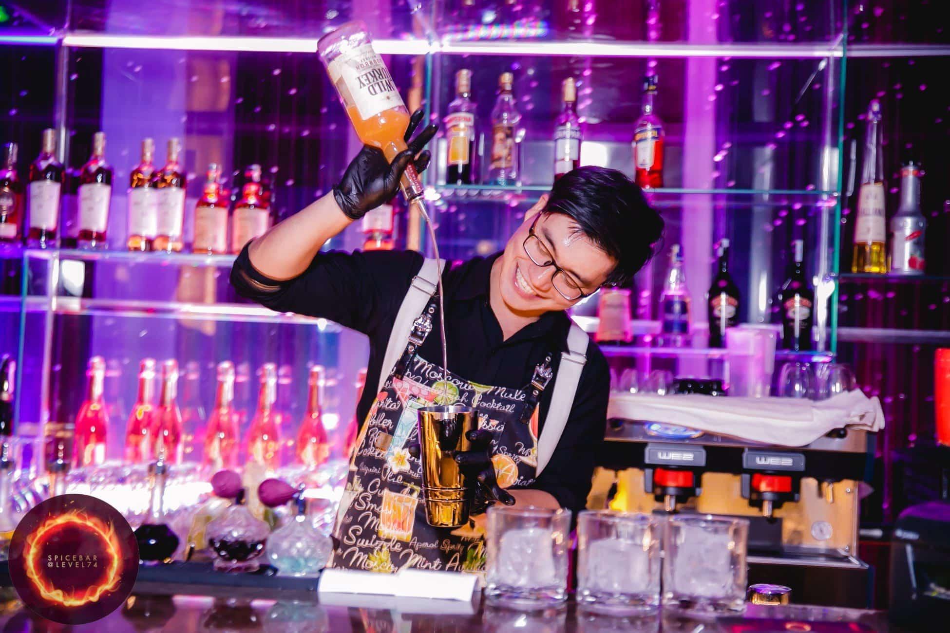 lai-phong-ph-c-h-nh-tr-nh-t-ng-i-am-m-n-m-t-bartender-flair