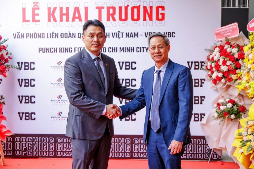 Lưu Tú Bảo tại lễ khai trương Văn phòng trụ sở mới của Liên đoàn Quyền anh Việt Nam | [Luu Tu Bao at the inauguration ceremony of the new headquarters office of the Vietnam Boxing Federation]