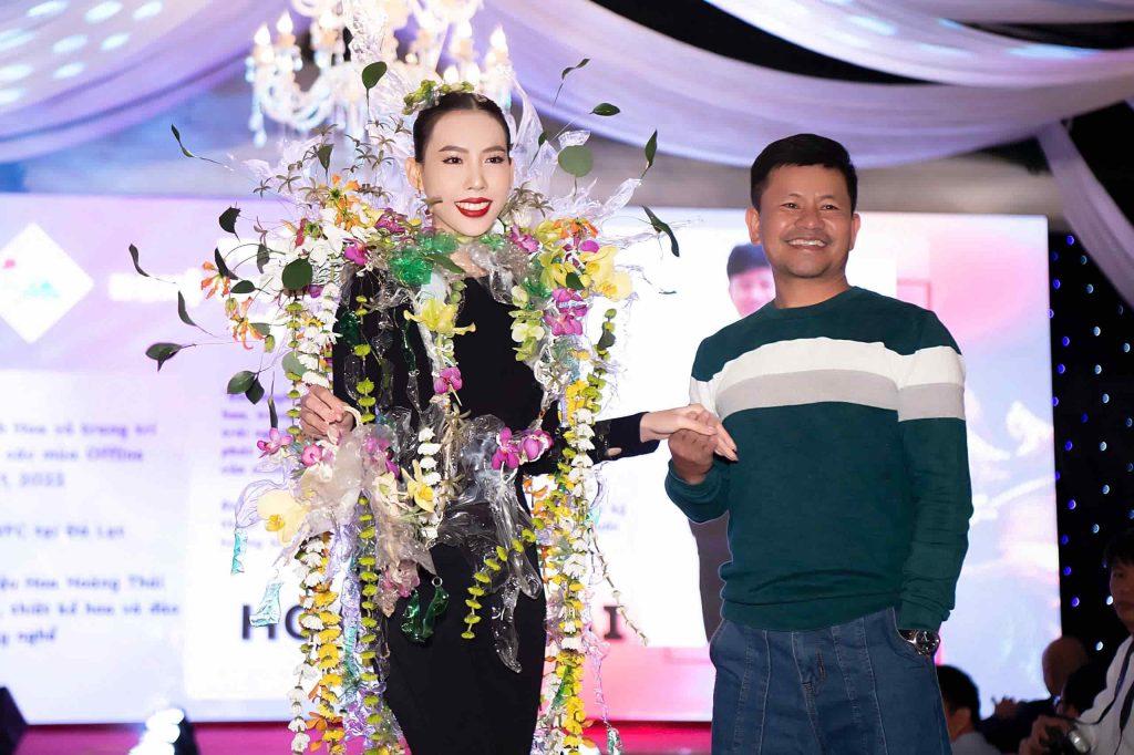Florist Hoàng Thái bên tác phẩm đạt giải Ba tại Festival Hoa Đà Lạt 2024