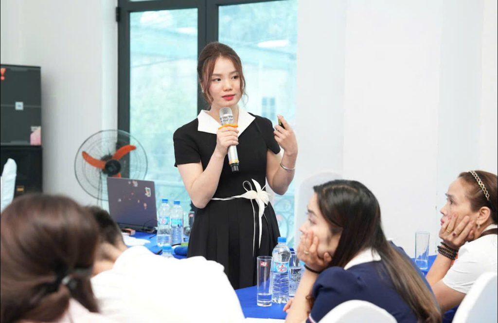 Cô giáo Đào Triệu đam mê nghệ thuật chữ đẹp và thấu hiểu những khó khăn giao tiếp ở trẻ