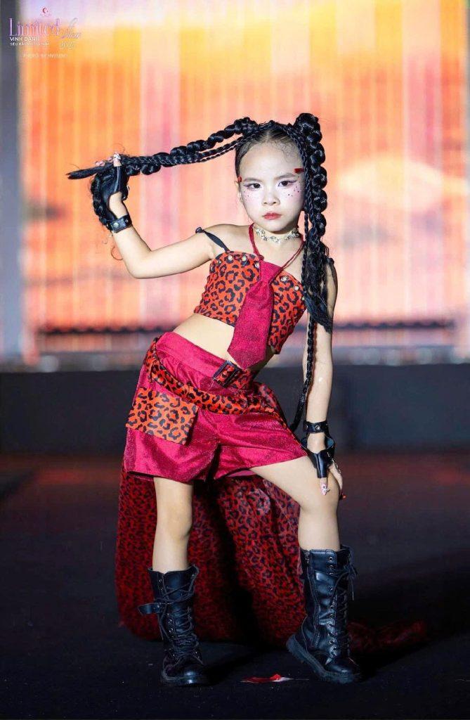 Model nhí Tyna Đài Trang - ngọn lửa nghệ thuật được thắp lên từ ánh mắt yêu thương của mẹ mình