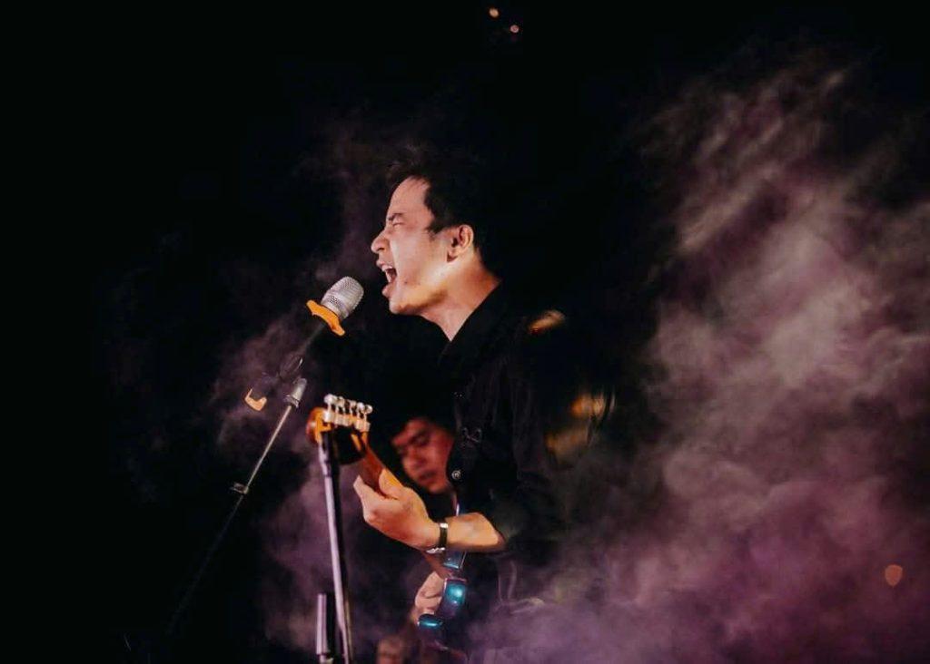 Guitarist Quốc Hoàng luôn sống hết mình với đam mê