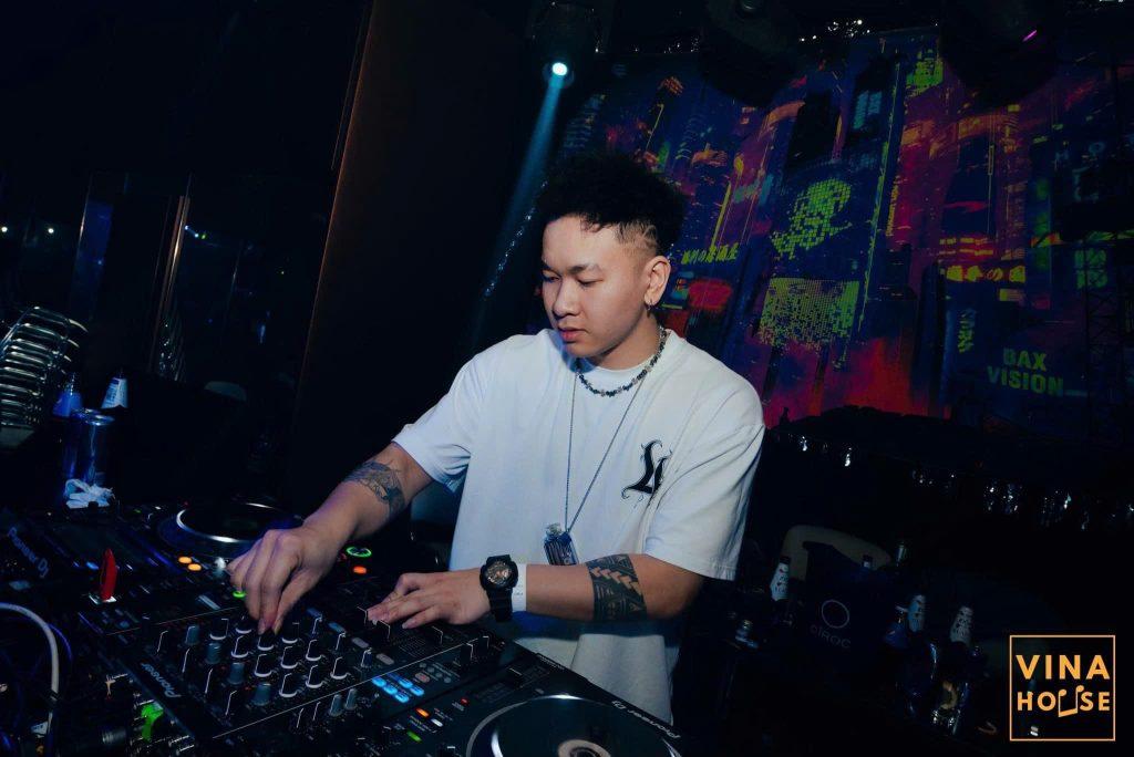 Từng bước, DJ N.V.A mở rộng hoạt động và dấn thân sâu hơn vào cộng đồng âm nhạc
