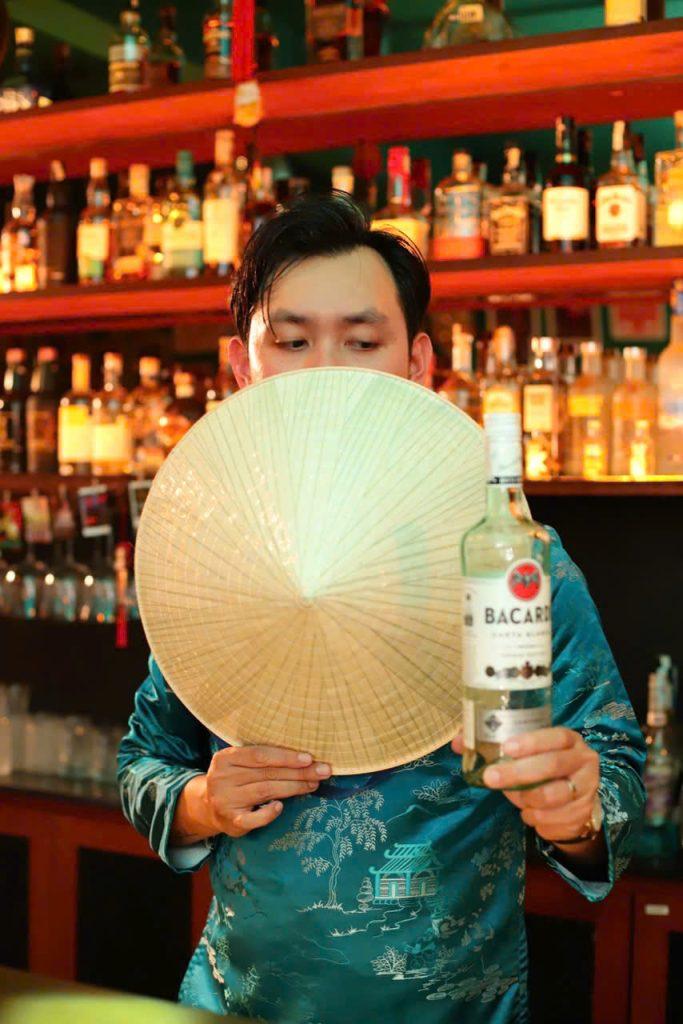Với Bartender Tuấn Anh, mỗi khách hàng không chỉ là người thưởng thức mà còn là nguồn cảm hứng, là “người thầy” giúp anh trưởng thành qua từng câu chuyện và trải nghiệm