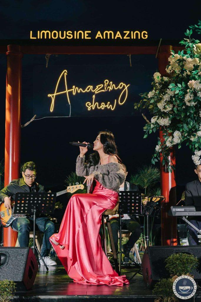 Nhạc sĩ Mai Hoài Phương trên sân khấu với vai trò bassist
