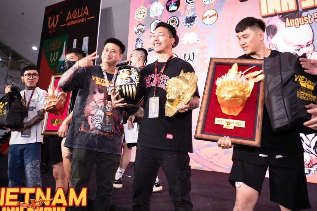 Tattoo Artist Đức Việt Hoàng đã đạt được những thành tích ấn tượng, ghi dấu ấn với các giải thưởng danh giá và khẳng định tài năng trong hành trình chinh phục nghệ thuật xăm hình