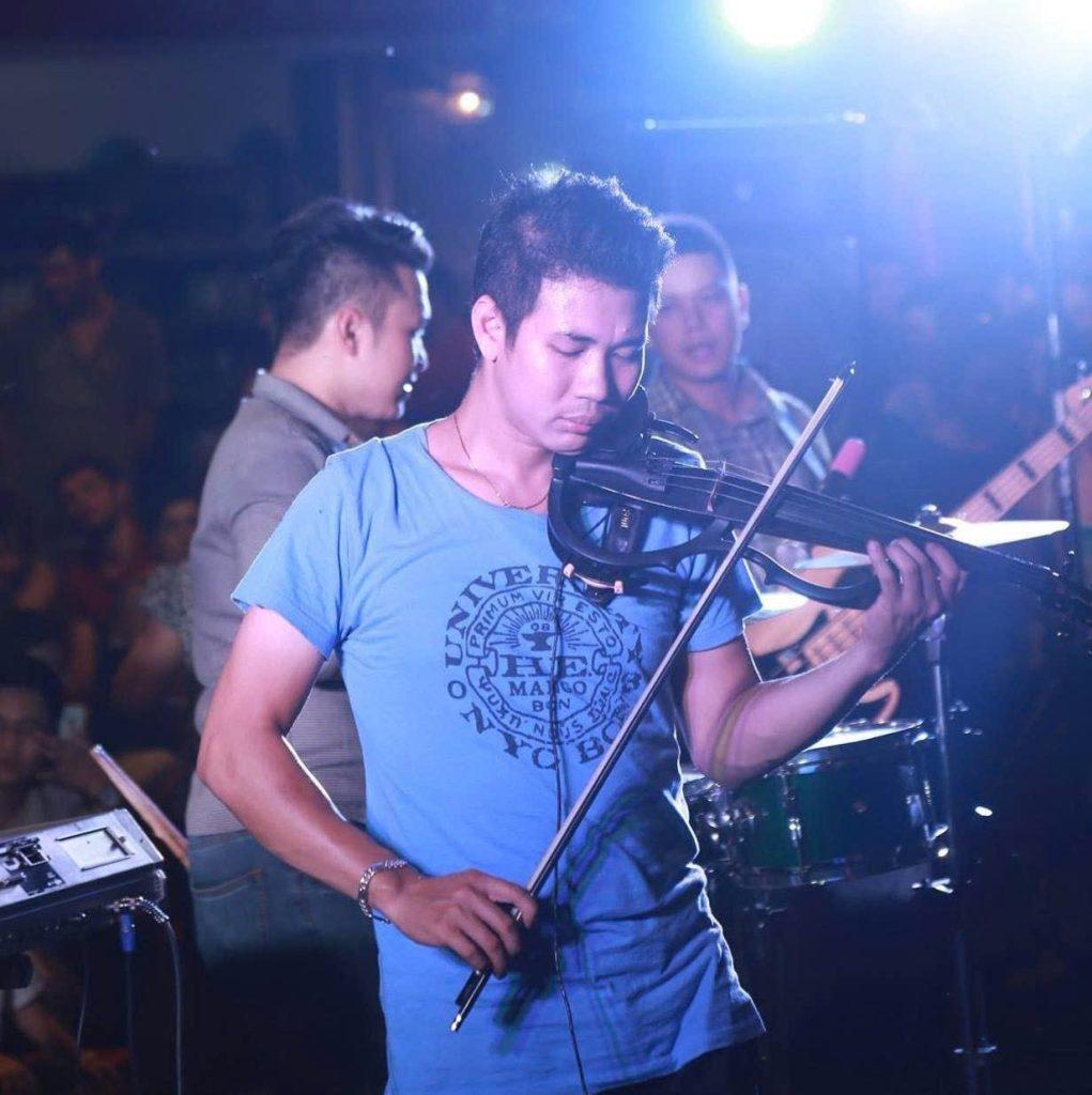 Năm 2013, Violinist Phạm Ngọc Tùng là nghệ sĩ đầu tiên chơi nhạc trên không gian phố đi bộ Phố cổ Hà Nội và được phóng viên Đài Truyền hình Việt Nam phỏng vấn