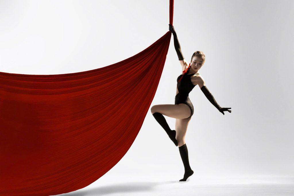 Mỗi động tác trong Aerial Yoga, dưới sự hướng dẫn của HLV Vũ Minh Phương, đều là sự kết hợp giữa kỹ thuật, cảm xúc và khả năng lắng nghe cơ thể một cách sâu sắc