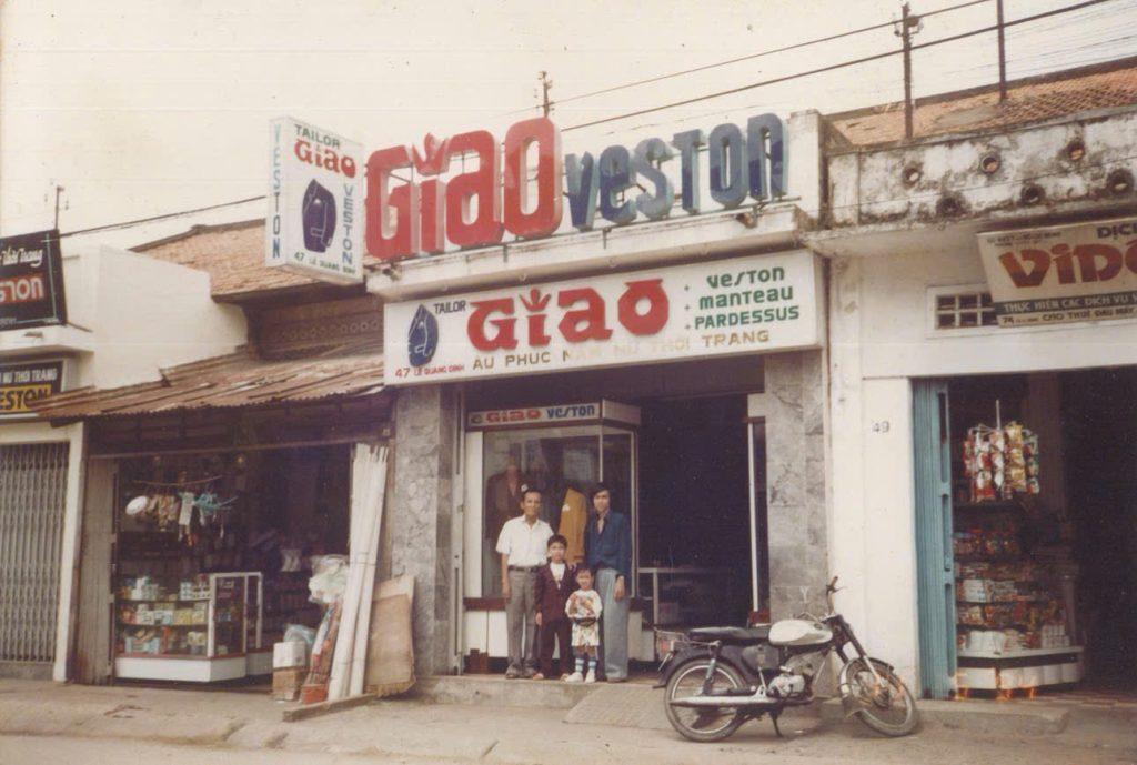 Thương hiệu may đo suit Giao Veston từ những năm 1980, được khởi xướng và phát triển bởi ông Nguyễn Đăng Giao (1956)