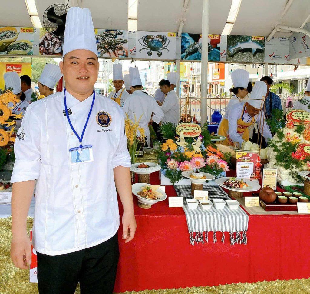 Chef Nguyễn Hoài - bếp trưởng tại Hang Ngọc Rồng thuộc Tập đoàn du thuyền cao cấp châu Á APC