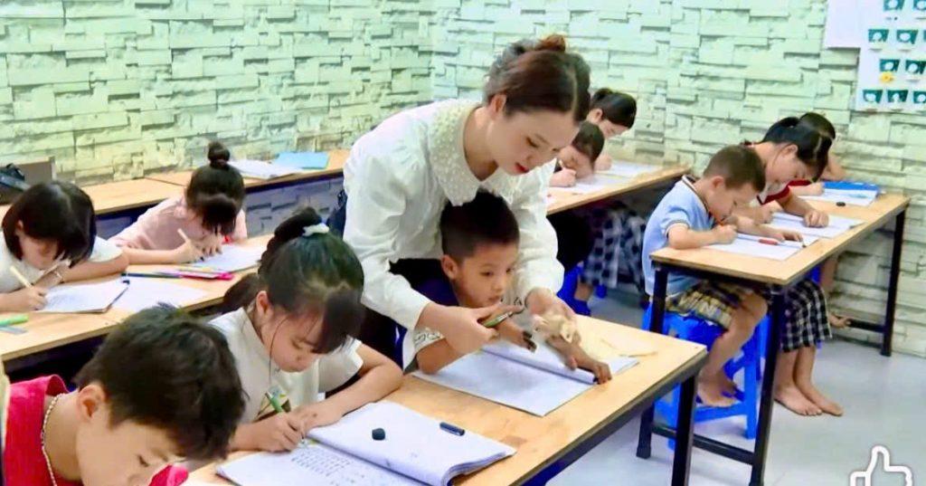 Chào năm học mới, cô giáo Triệu Đào bồi đắp tâm hồn học sinh qua từng nét chữ đẹp