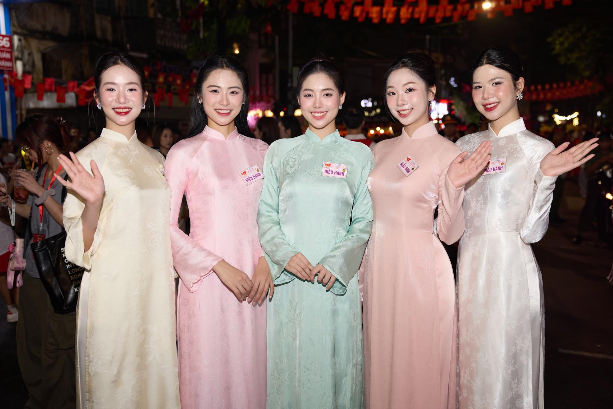 Hà Trúc Linh, Tiểu Vy rạng rỡ chia sẻ hậu trường cùng gần 200 nghệ sĩ ...