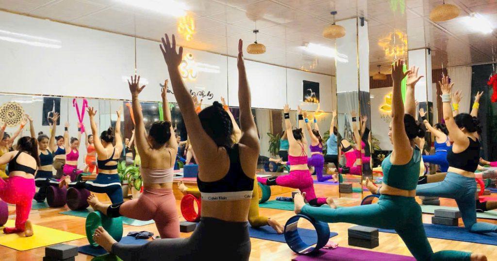 Master Yoga Hải Yến tổ chức các lớp học từ trực tiếp đến online, phù hợp với hầu hết mọi đối tượng