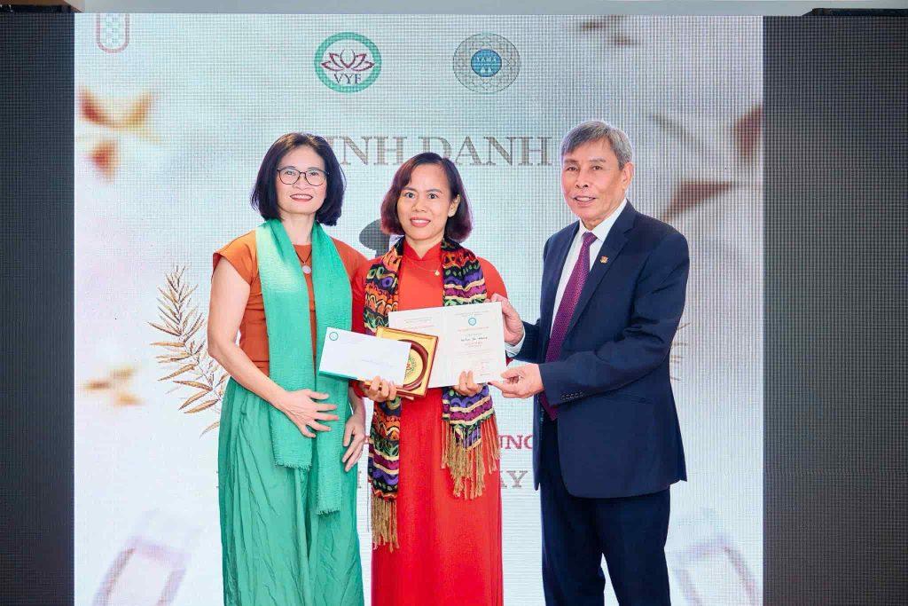 Master Cao Nhung vinh dự được Liên đoàn Yoga Việt Nam vinh danh trong Top 22 Người Thầy Yoga chính thức đầu tiên tại Phú Yên (nay là Đăk Lăk)
