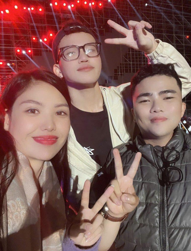 NTK Thiên Cẩm và Stage Manager Lan Minh Khuê tập duyệt cho thí sinh tại sân khấu vào đêm muộn