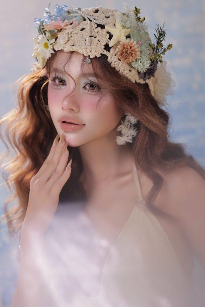 Vẻ đẹp được chạm khắc bằng lớp makeup tinh tế và được tôn vinh khéo léo bởi ánh sáng qua chiếc lăng kính Hoàng Hải Photo