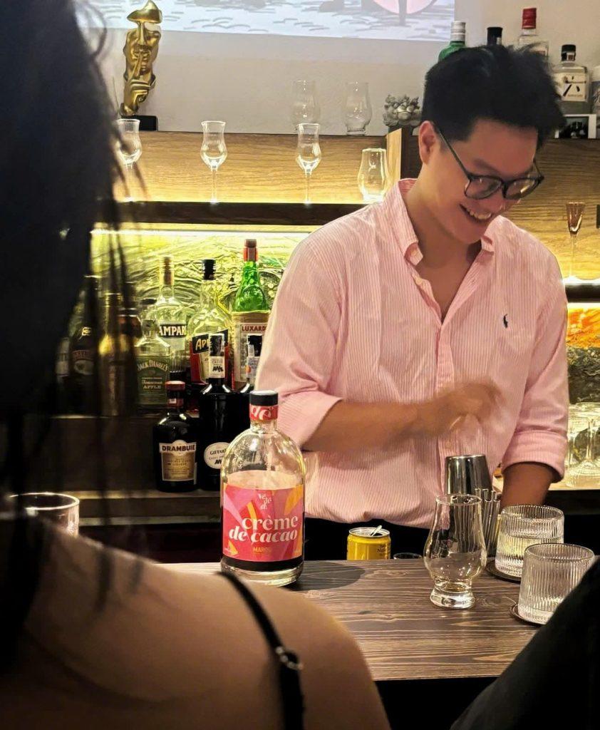 Với Bartender Hồ Minh Đức, cocktail không chỉ là đồ uống, đó là một cách kể chuyện nhẹ nhàng, tinh tế và đủ sâu để mỗi người thưởng thức có thể tìm thấy điều gì đó giống mình