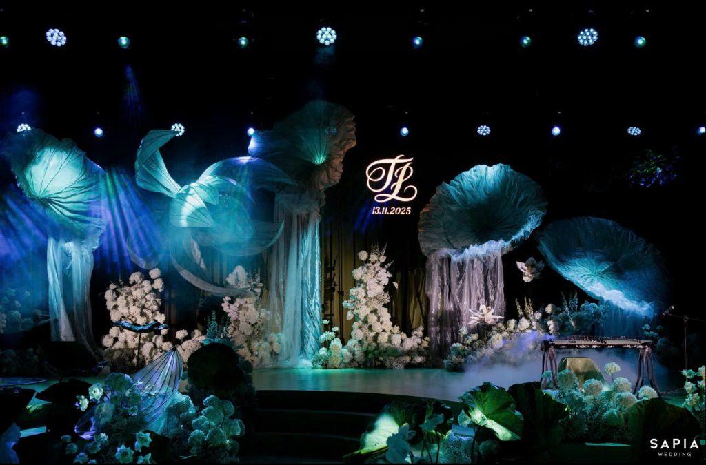 Không gian cưới lãng mạn nơi MC Tùng Linh giữ nhịp cảm xúc cho câu chuyện tình của cặp đôi