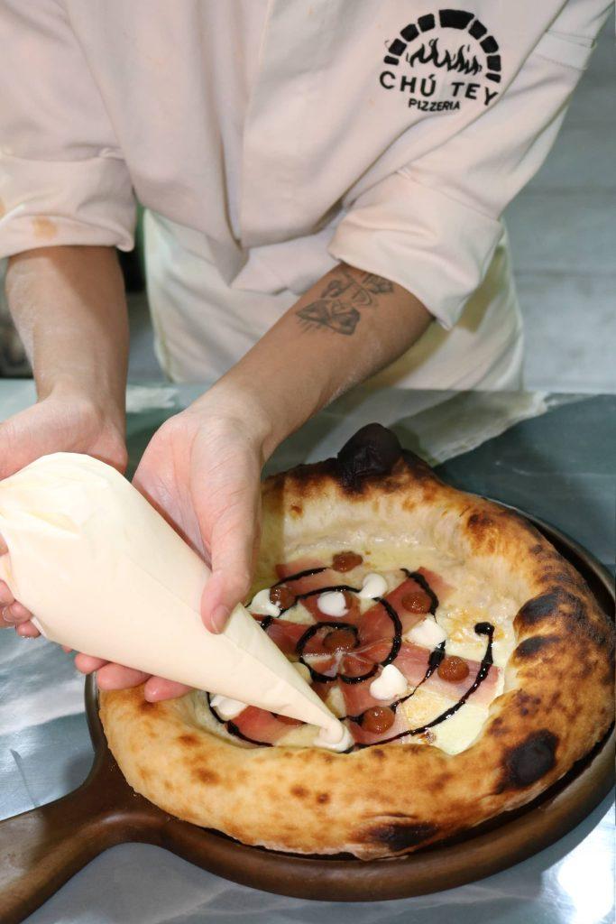 Đầu bếp Võ Đức Mạnh lựa chọn nguyên liệu và kỹ thuật thủ công để giữ trọn tinh thần pizza nguyên bản