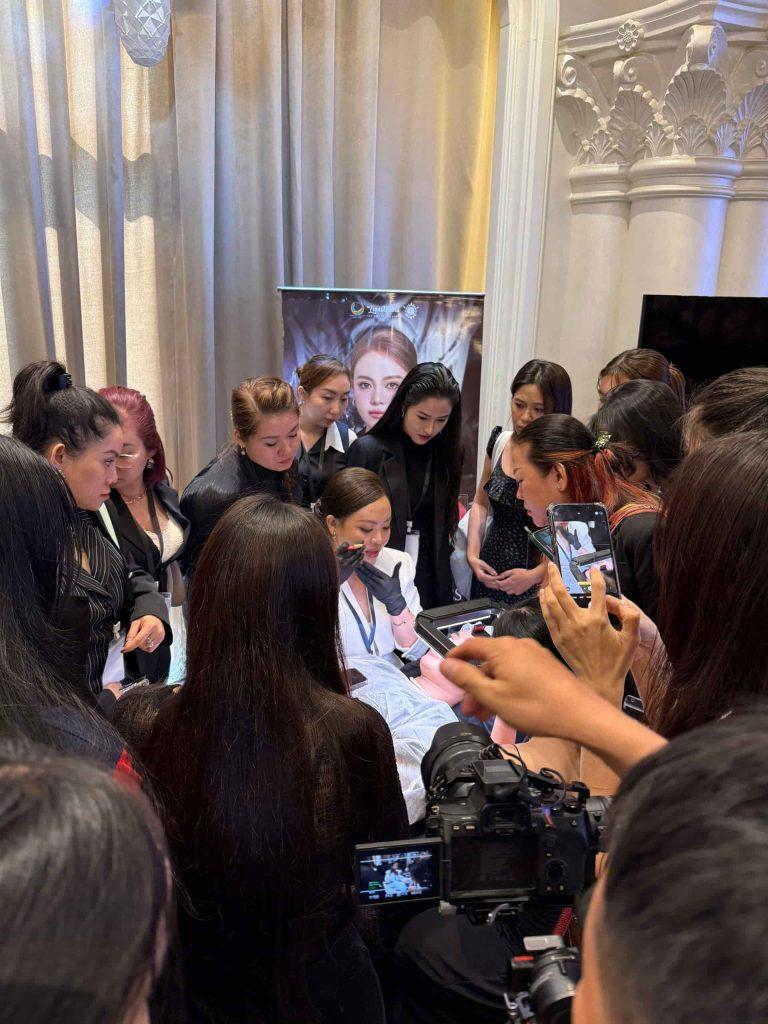 Master Tuyết Đỗ trình diễn tại hội thảo của các cuộc thi phun xăm uy tín thế giới