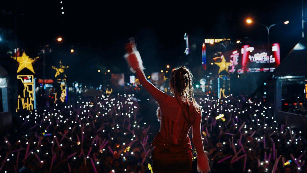 DJ Veera cháy hết mình trên sân khấu ngoài trời giữa hàng nghìn khán giả