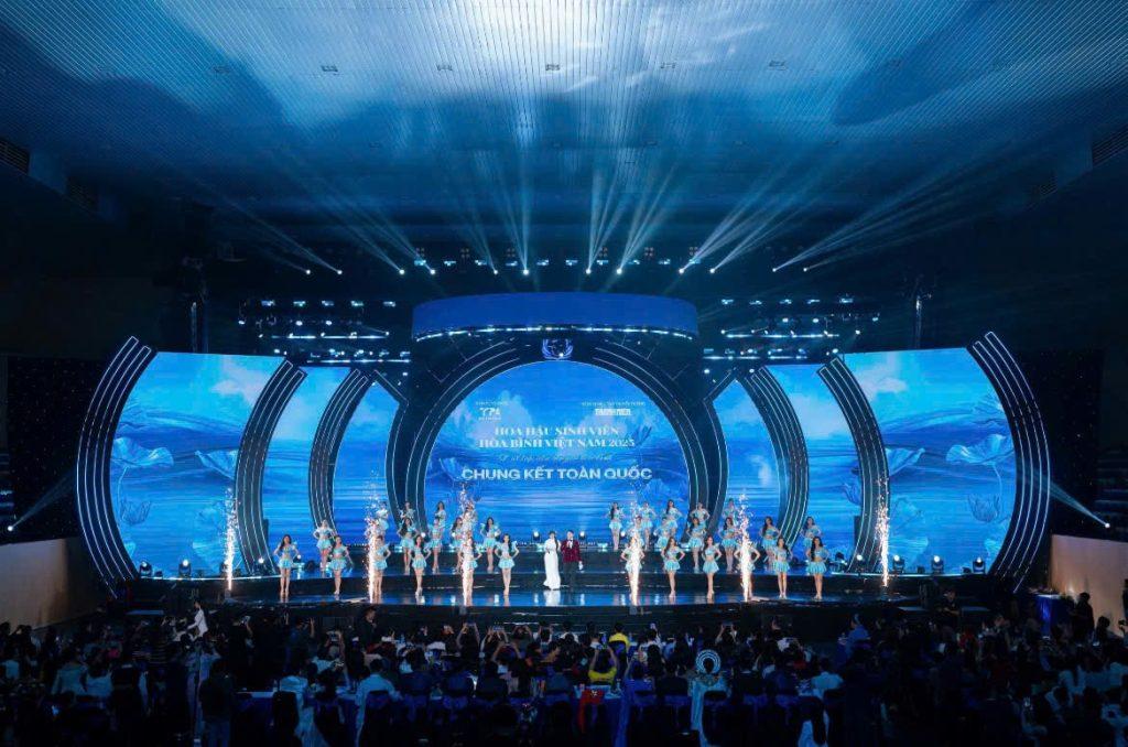 Màn đồng diễn của Top 33 Hoa Hậu Sinh Viên Hòa Bình Việt Nam trong BST  “Thiên sứ hòa bình” của NTK Thiên Cẩm