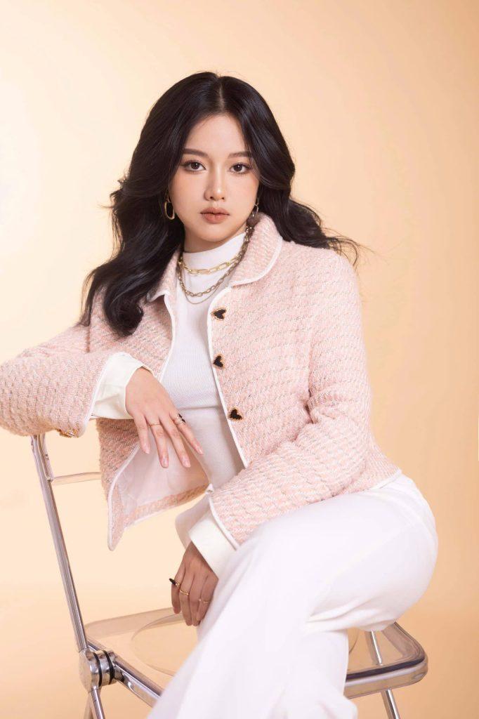 Những bài hát đầu tiên được chính tay Nghệ sĩ trẻ Elise Tran Hoang viết ra như những trang nhật ký chưa từng khép lại