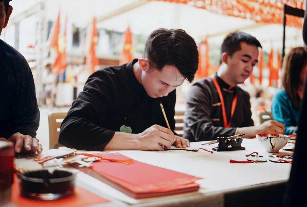 Mực tàu, giấy đỏ và dấu ấn riêng của Thư pháp Hồng Sơn