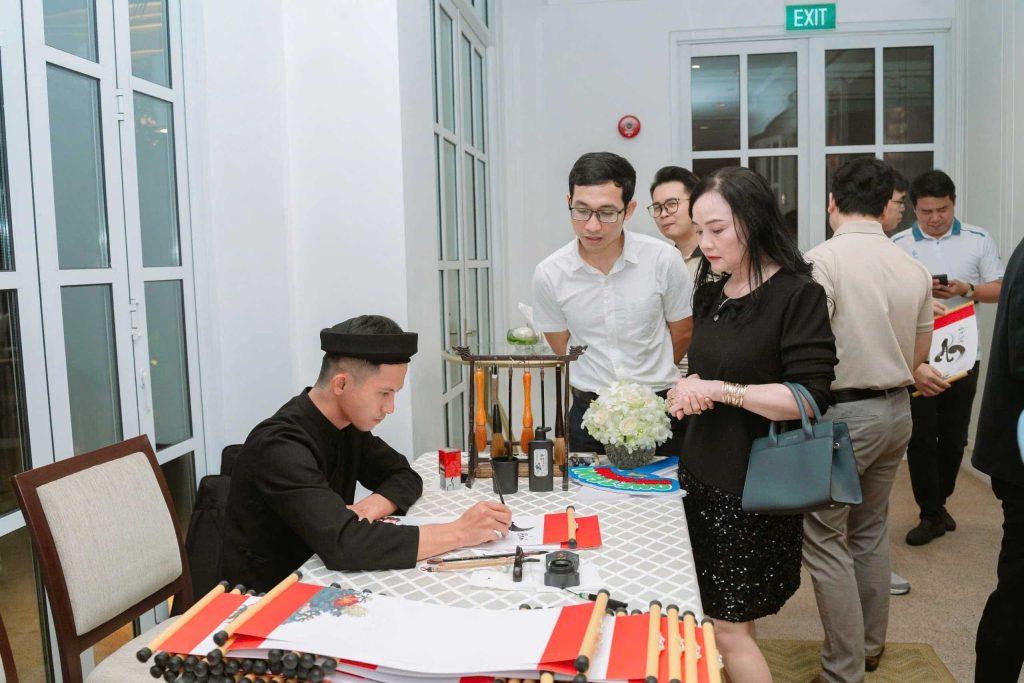 Thư pháp Hồng Sơn góp mặt trong nhiều sự kiện nghệ thuật, thời trang và đại nhạc hội lớn