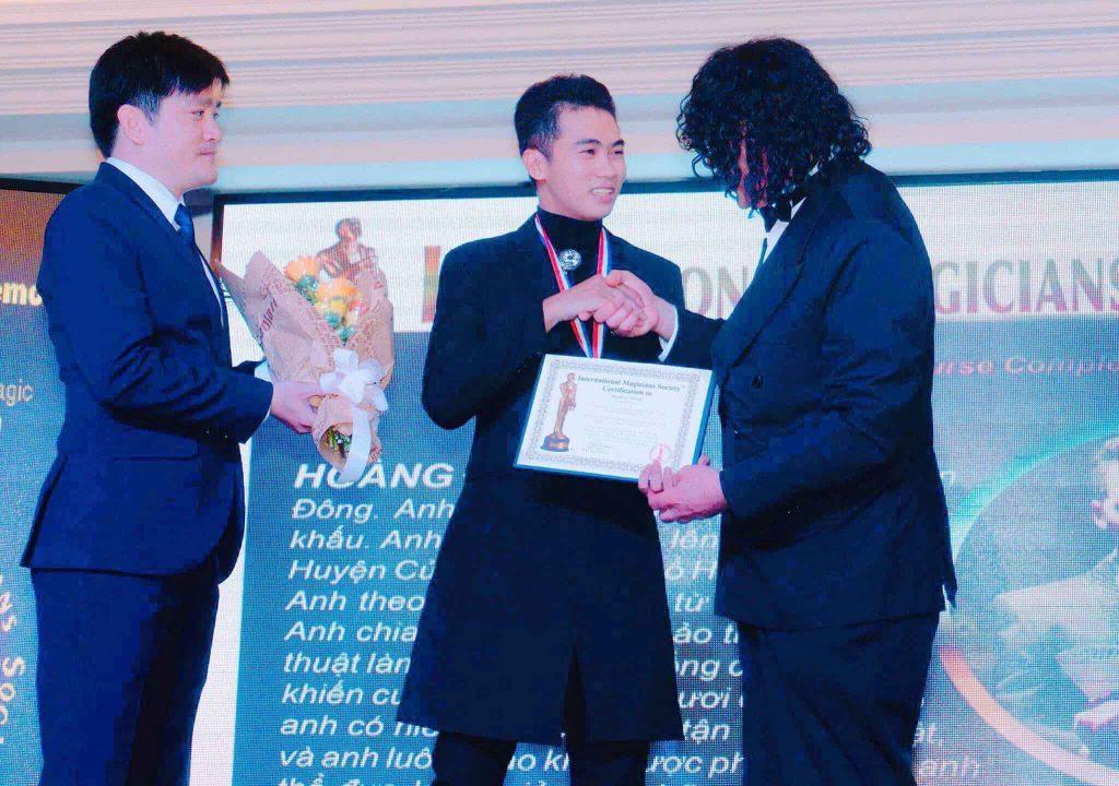 Hai thập kỷ làm nghề, Ảo thuật gia Hoàng Đông sở hữu nhiều giải thưởng danh giá