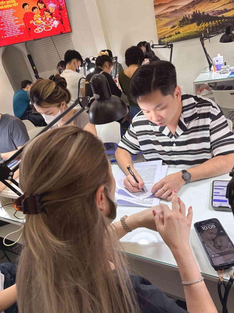 Master Hứa Thành Công, người thầy lặng lẽ giữ lửa nghề nail bằng sự bền bỉ