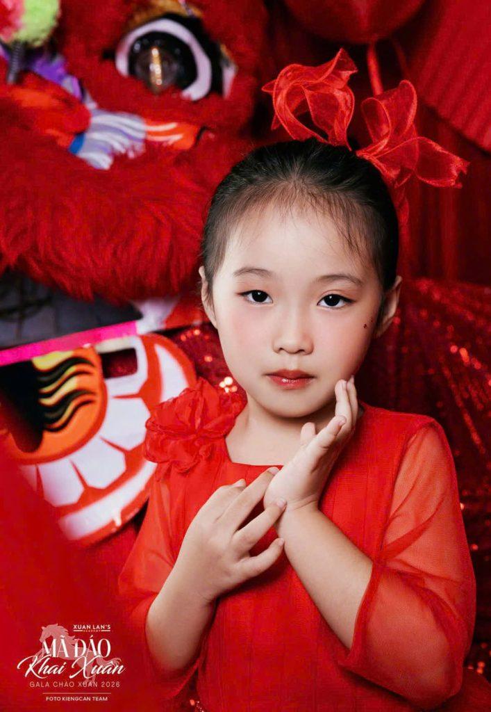 Model Kid Dương Quỳnh Anh sở hữu từ ánh nhìn trong veo đến thần thái rực rỡ