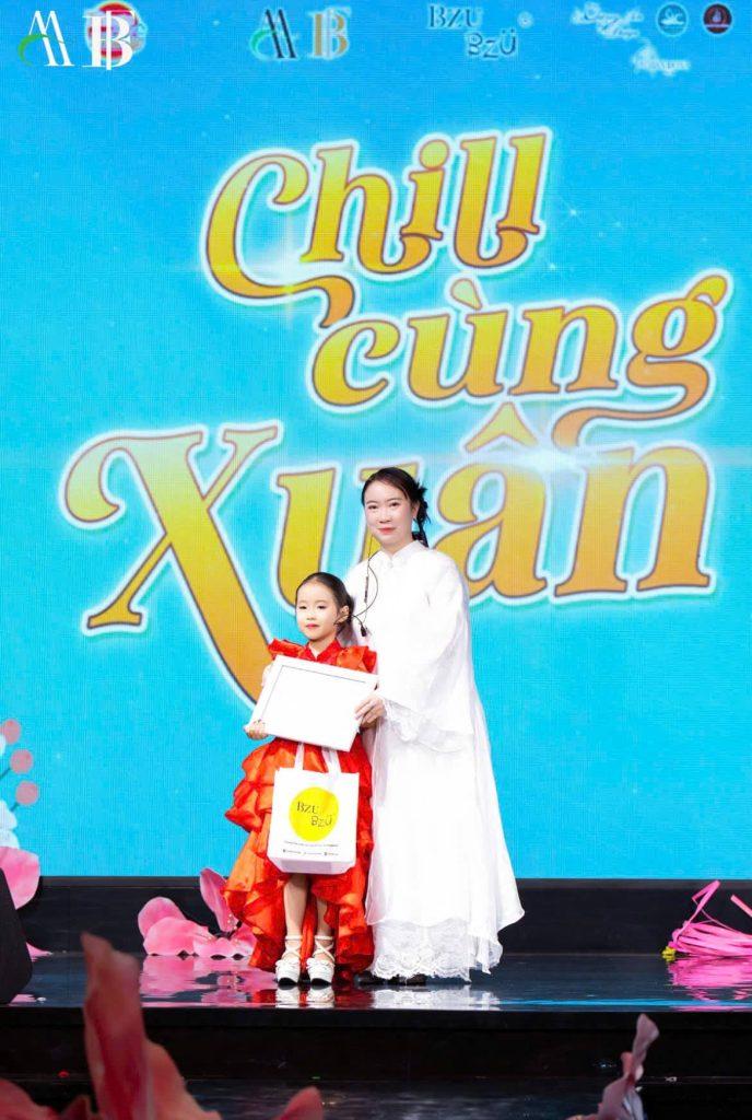 Ở tuổi 5, model kid Dương Quỳnh Anh đã tự tin sải bước trên sàn diễn, tạo dáng trước ống kính và nuôi dưỡng ước mơ trở thành người mẫu