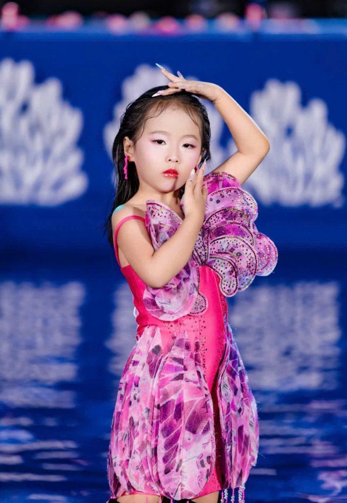 Ở tuổi 5, model kid Dương Quỳnh Anh đã tự tin sải bước trên sàn diễn, tạo dáng trước ống kính và nuôi dưỡng ước mơ trở thành người mẫu