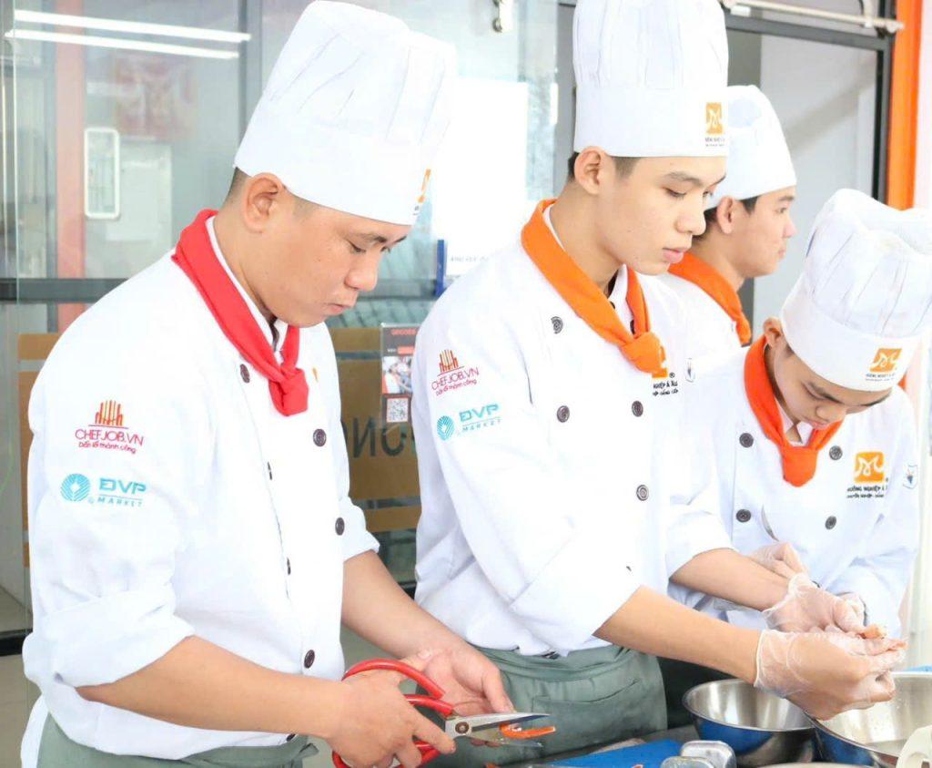 Ngay từ khi còn là học viên, Nguyễn Chí Dũng đã nghiêm túc và tận tâm với từng chi tiết nhỏ trong bếp