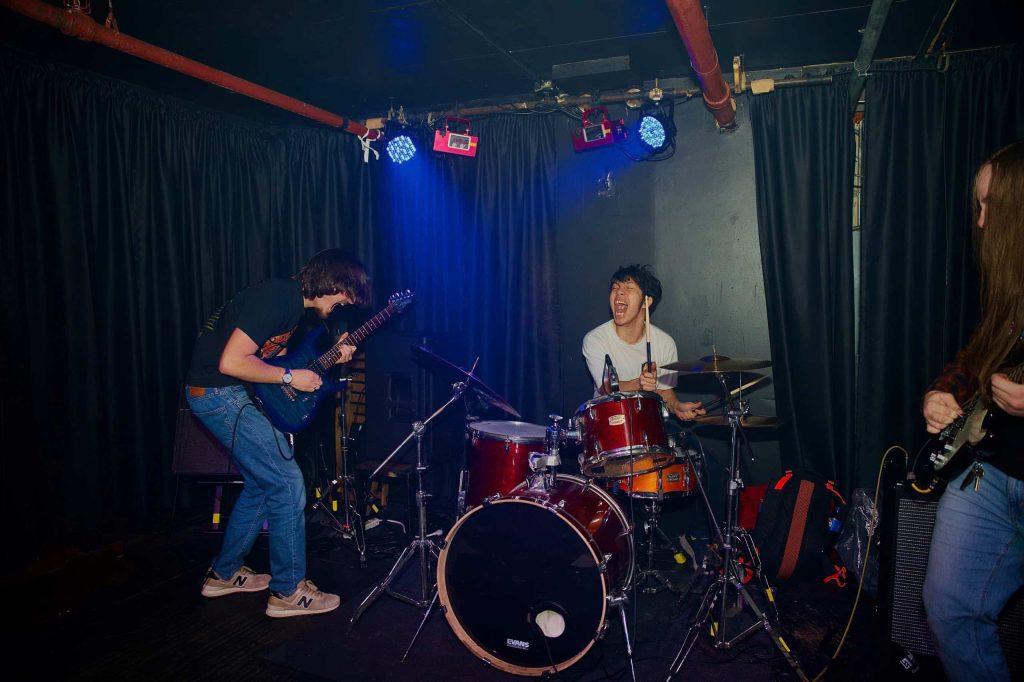 Khoảnh khắc thăng hoa của nhạc sĩ Chuck Le trên sân khấu cùng ban nhạc, nơi anh tìm thấy sự tự do tuyệt đối trong âm nhạc