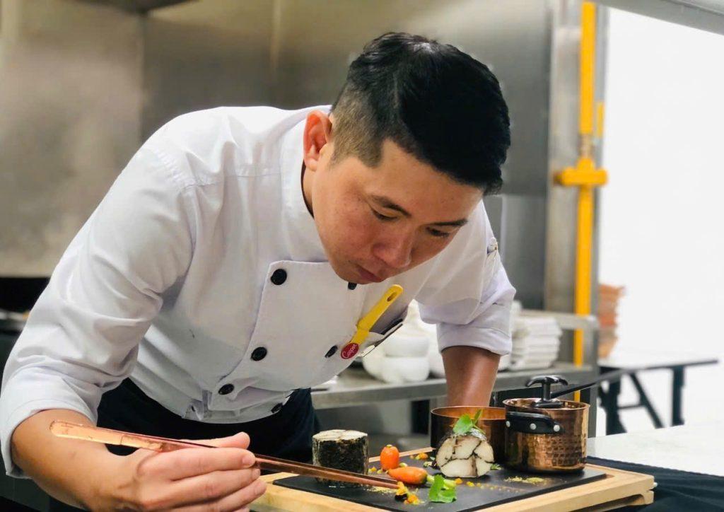 Không chỉ chú trọng vị giác, đầu bếp Nguyễn Chí Dũng luôn dành tâm huyết để trình bày món ăn như một tác phẩm nghệ thuật đầy sức sống