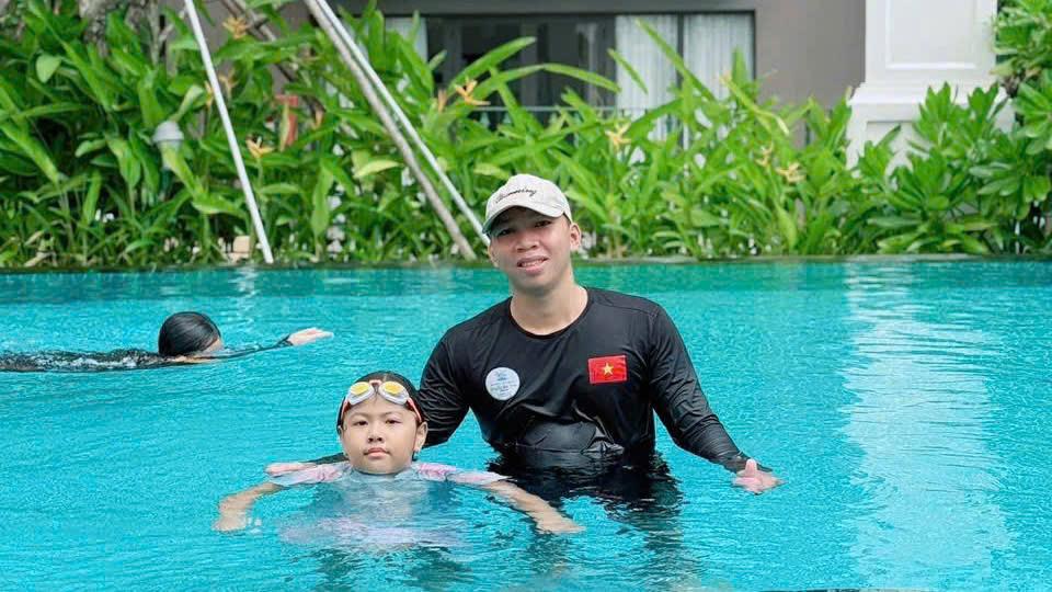 HLV bơi lội Trà Nguyễn Thành Tâm là gương mặt trẻ tiêu biểu với hơn 5 năm gắn bó cùng công tác giảng dạy bơi lội và kỹ năng phòng chống đuối nước. Cơ duyên đến với nghề bắt đầu từ những năm trung học, khi anh được thầy cô giới thiệu tham gia Hội khỏe Phù Đổng và đạt thành tích cao ở nội dung bơi ếch. Từ đó, niềm đam mê với bơi lội ngày càng lớn, thôi thúc anh theo đuổi con đường huấn luyện chuyên nghiệp.Trong quá trình làm nghề, anh đối mặt với không ít khó khăn, từ việc xây dựng uy tín đến việc đồng hành cùng những học viên mang tâm lý sợ nước. Với sự kiên nhẫn và tinh thần trách nhiệm, anh luôn xây dựng lộ trình học phù hợp cho từng cá nhân, giúp học viên từng bước làm chủ môi trường nước, nâng cao kỹ năng sinh tồn và sự tự tin. Điều khiến Trà Nguyễn Thành Tâm tự hào nhất là chứng kiến những học viên từng e ngại xuống hồ có thể tự tin bơi những mét đầu tiên. Đó cũng là động lực để anh tiếp tục mở rộng các lớp học chất lượng và lan tỏa kiến thức an toàn dưới nước đến cộng đồng. HLV bơi lội Trà Nguyễn Thành Tâm